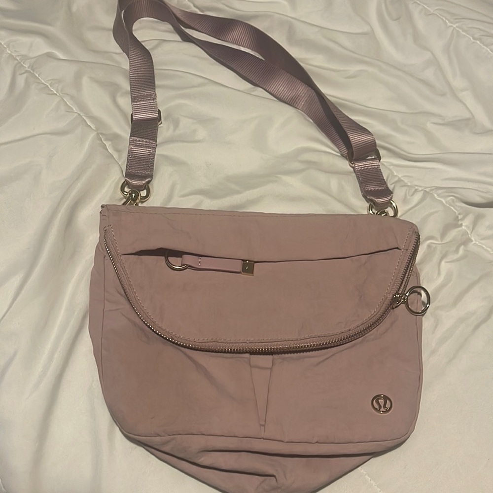 Lululemon on the move all night bag